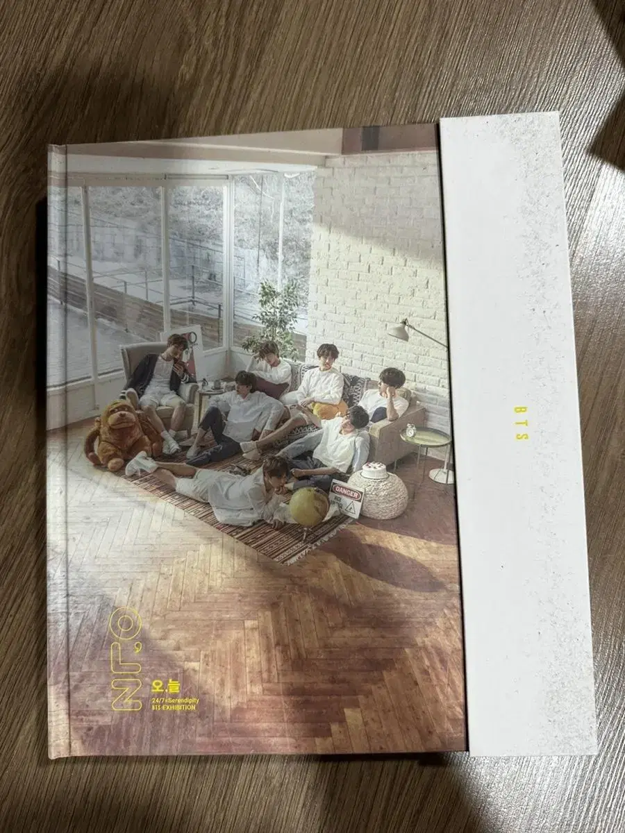 방탄소년단 (BTS) - 2018 BTS Exhibition Book [ | 브랜드 중고거래